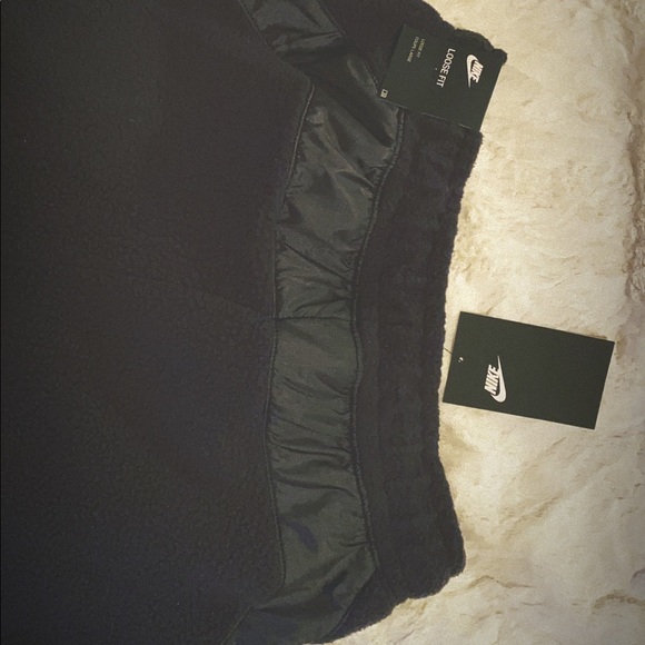 NWT Nike Sportswear - Picture 4 of 4